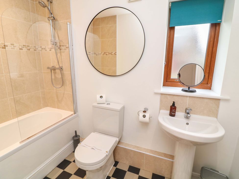 A bathroom with bathtub, shower, toilet and sink at Lodge 4 in South Hykeham