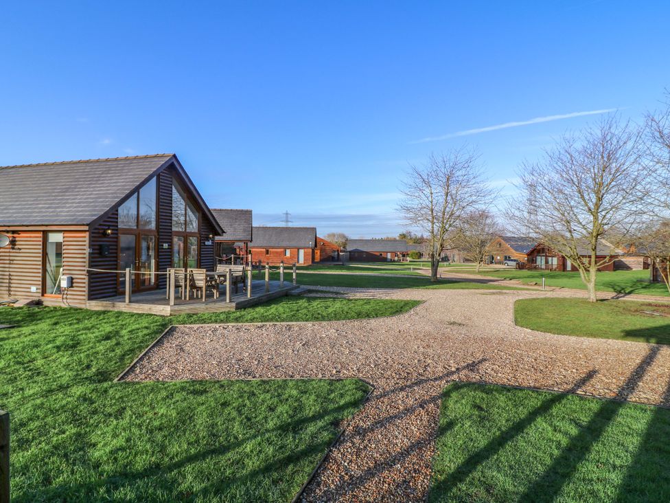 An outdoor area with cabins and pathways at Lodge 4 in South Hykeham