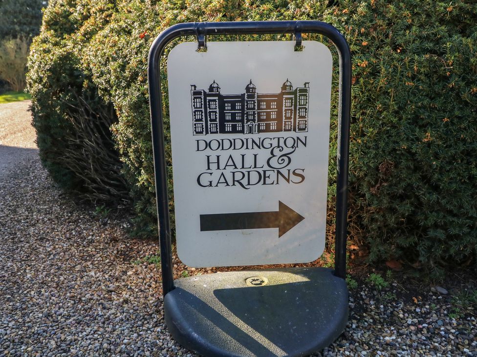 A sign indicating direction to Doddington Hall and Gardens