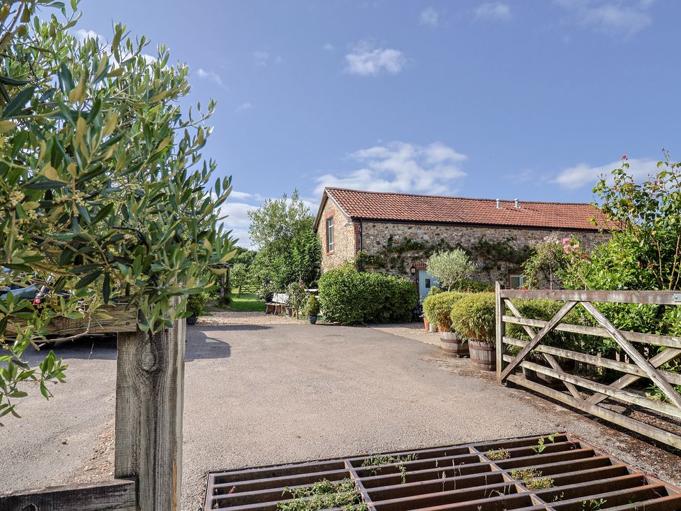 An outdoor area with a building and driveway at The Bull Pen in Colyton