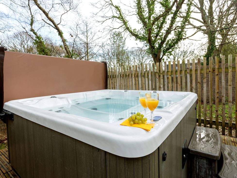 A hot tub with drinks and grapes at Lodge 17 in Corfe Castle