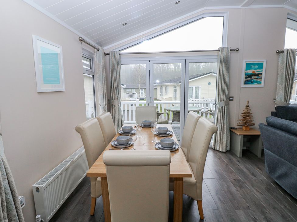 A dining room with a table and chairs at Dono's Lodge, Stepaside near Kilgetty, Heritage Park