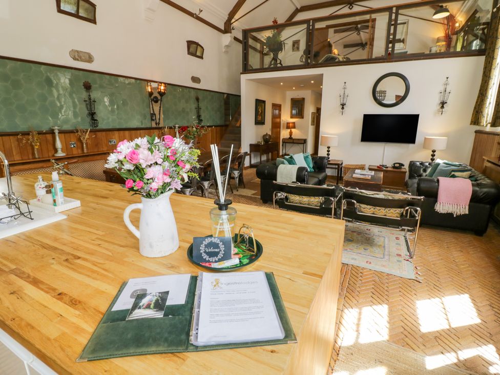 A living room with a kitchen island and sofas at Talbot Lodge Ingestre near Great Haywood