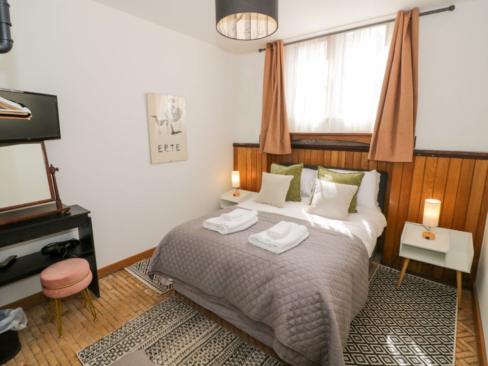A bedroom with a bed and bedside tables at Talbot Lodge Ingestre near Great Haywood