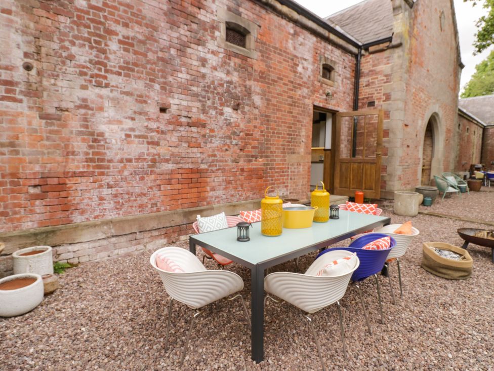 An outdoor dining area with table and chairs at Talbot Lodge Ingestre near Great Haywood