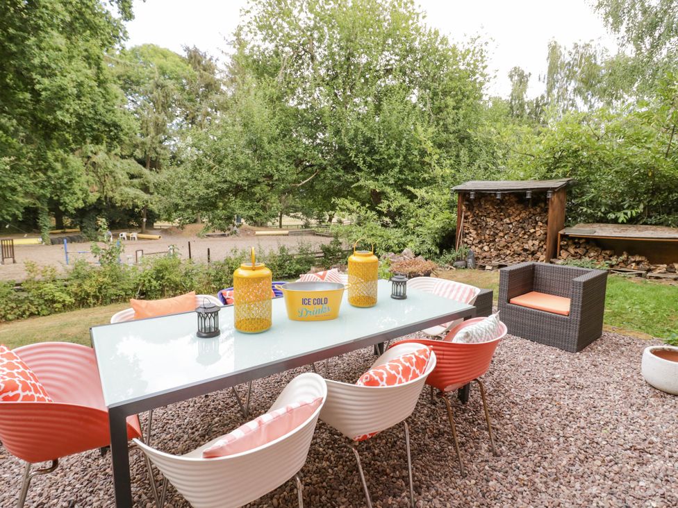 A garden with outdoor table and chairs at Talbot Lodge Ingestre near Great Haywood