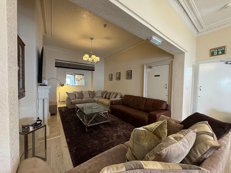 A living room with sofas and a coffee table at The Causeway in 