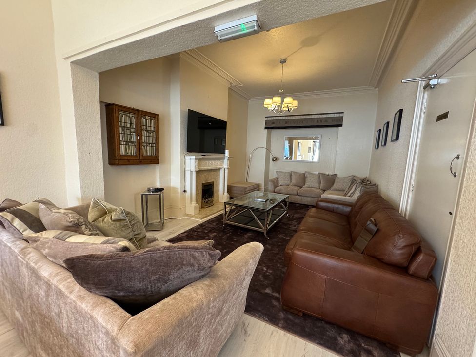A living room with sofas and a coffee table at The Causeway in 