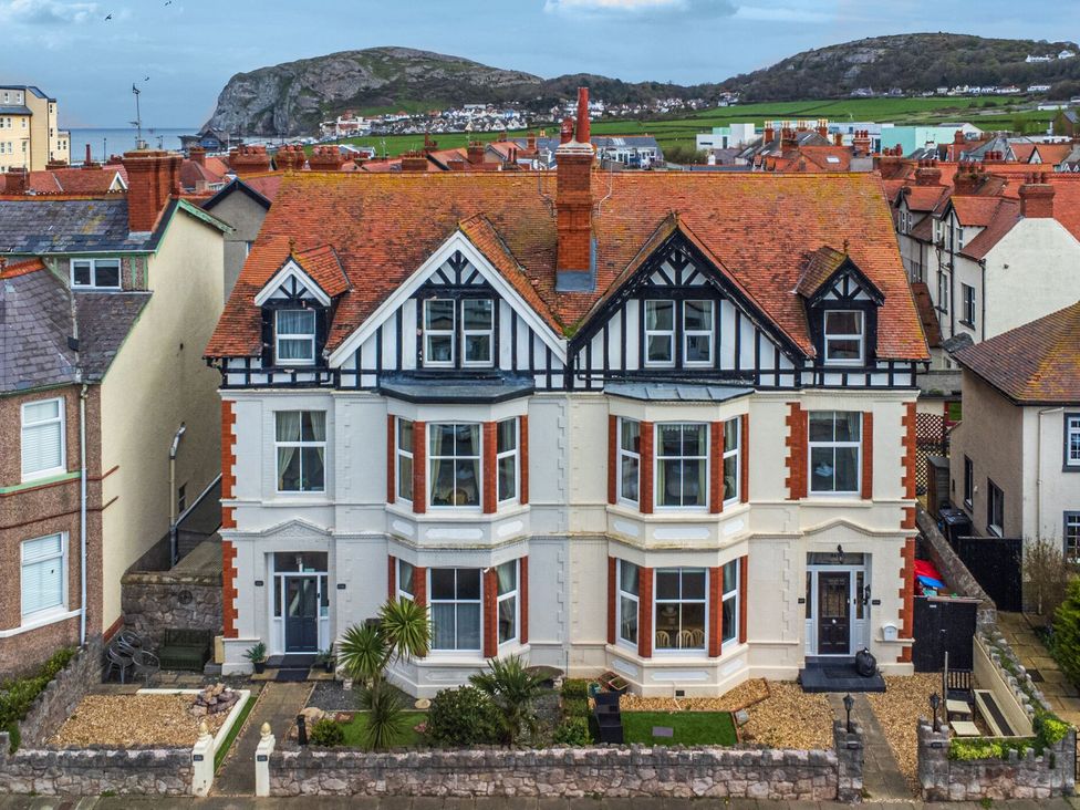 A house with a garden and windows at The Causeway in Llandudno