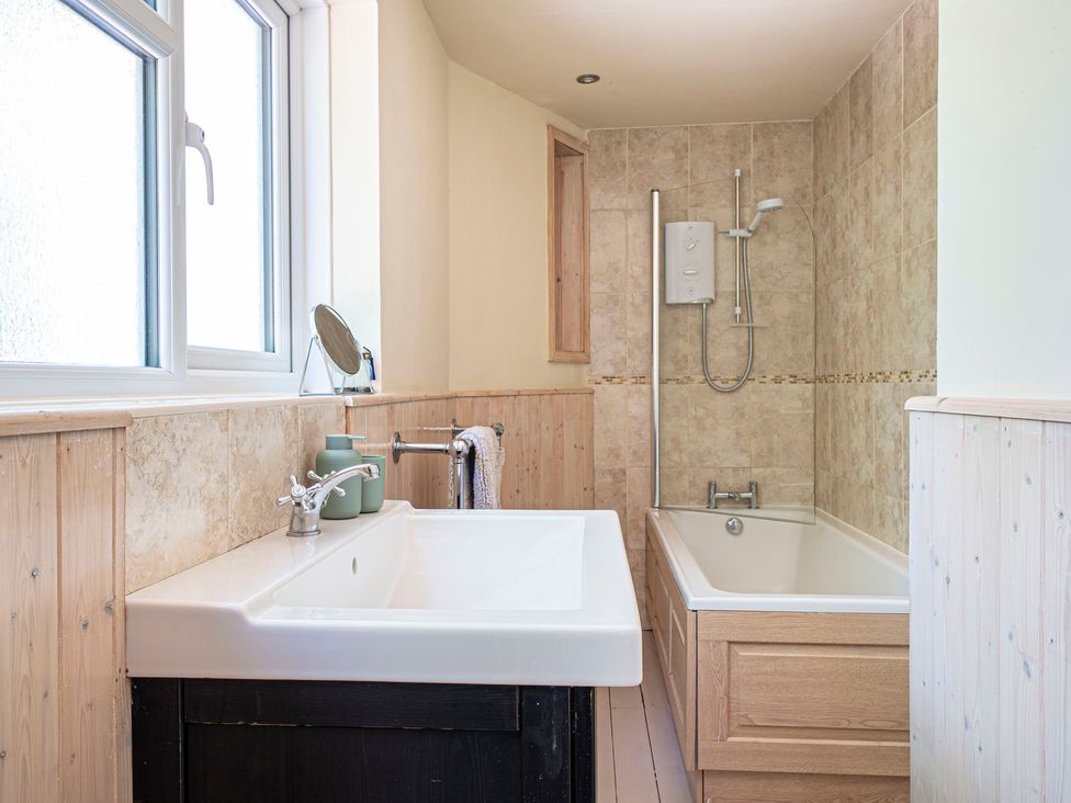 A bathroom with a sink and bathtub at Primrose Spinney Highwood near Ringwood