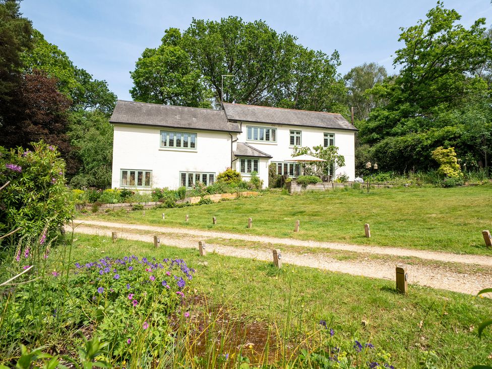 A house with garden and pathway at Primrose Spinney in Highwood near Ringwood