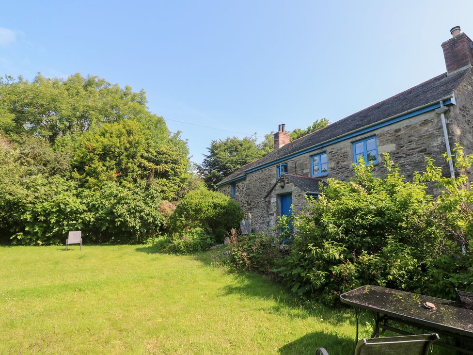 A house with garden and seating area at Sunnyvale Cottage in Rosudgeon