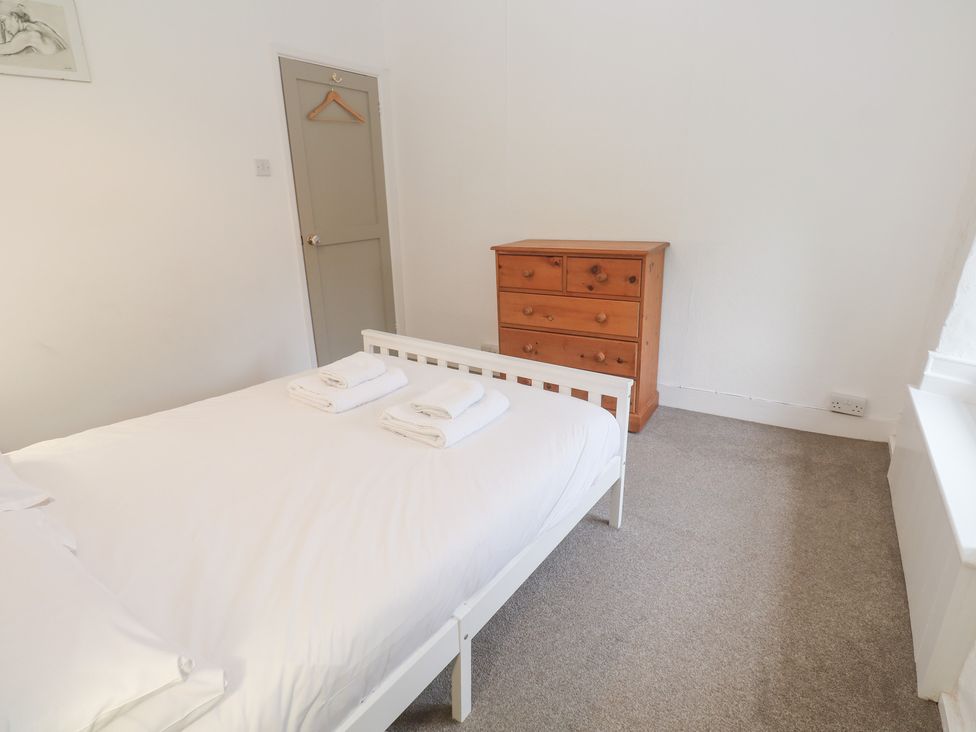 A bedroom with a bed and a dresser at Sunnyvale Cottage Rosudgeon
