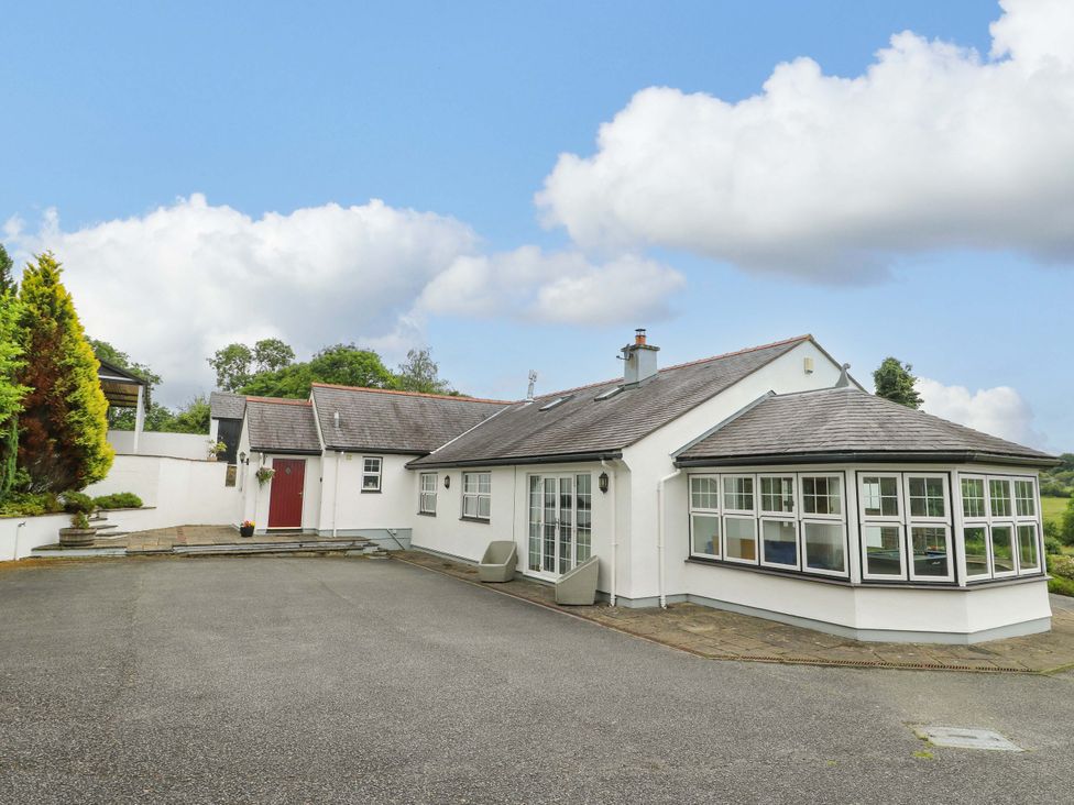 A house with a driveway and garden at Bwthyn Clai in Llangefni