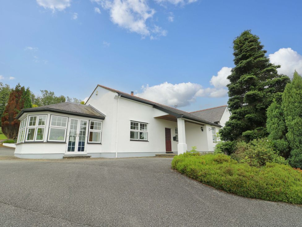 A house with a driveway and gardens at Bwthyn Clai in Llangefni