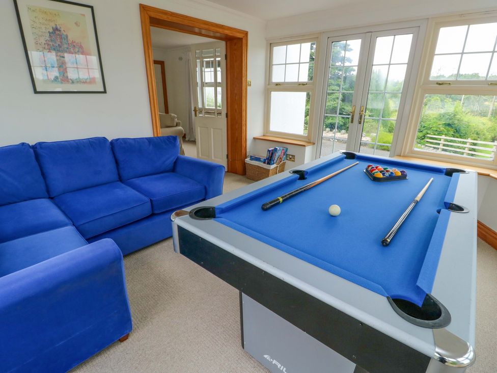 A snug with a pool table and a sofa at Bwthyn Clai in Llangefni