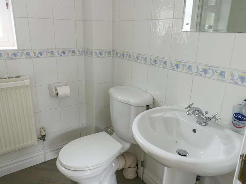 A bathroom with a toilet and sink at Bwthyn Clai in Llangefni
