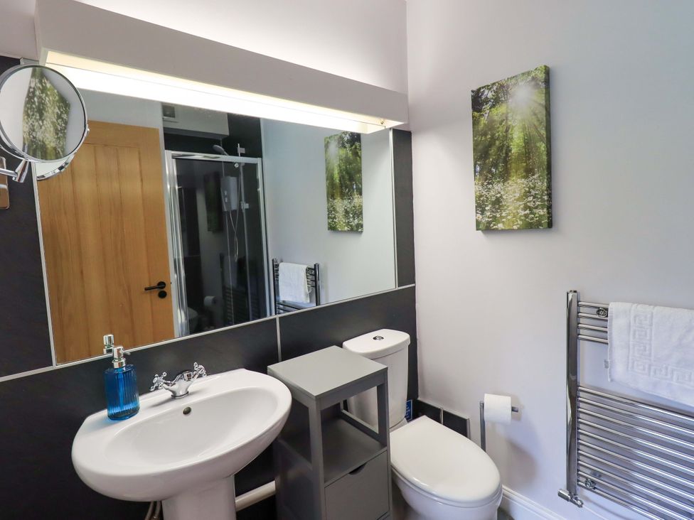 A bathroom with a wash basin and toilet at Mallard Cottage in Penrith