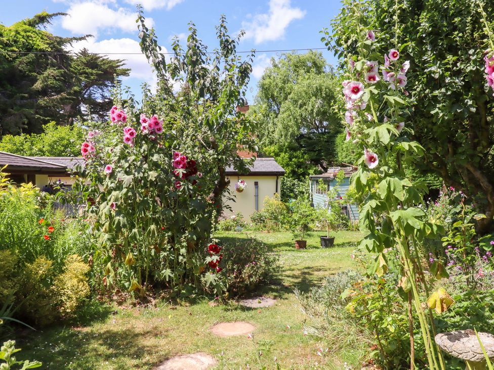 A garden with flowers and trees at Turnpike Lodge in Brixham