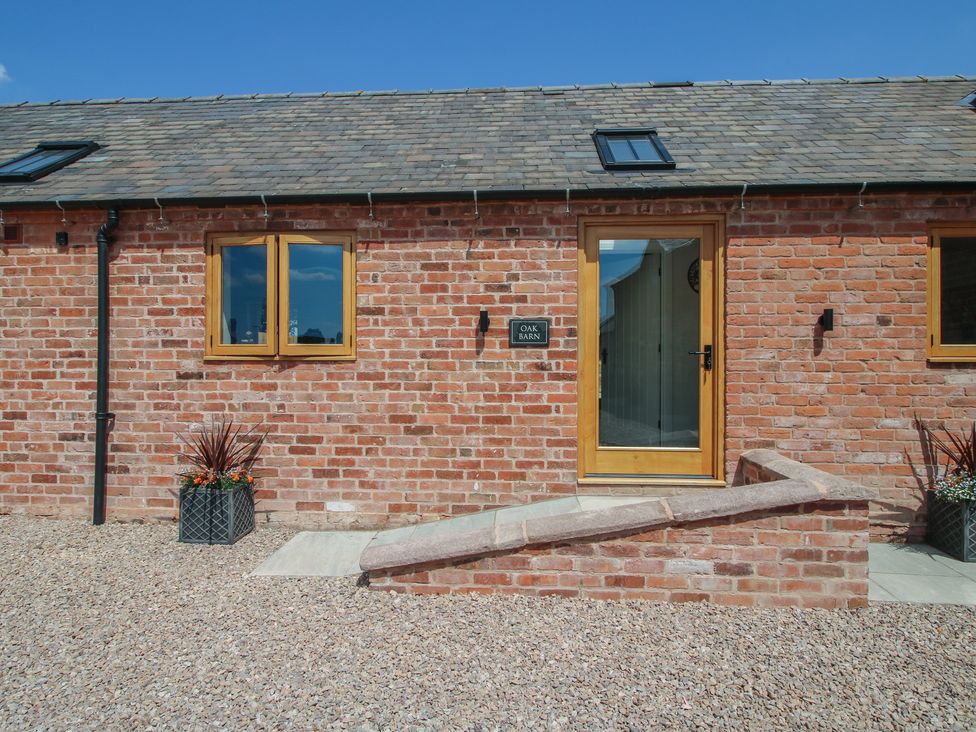 An exterior view of Oak Barn with windows and a door at Oak Barn in 