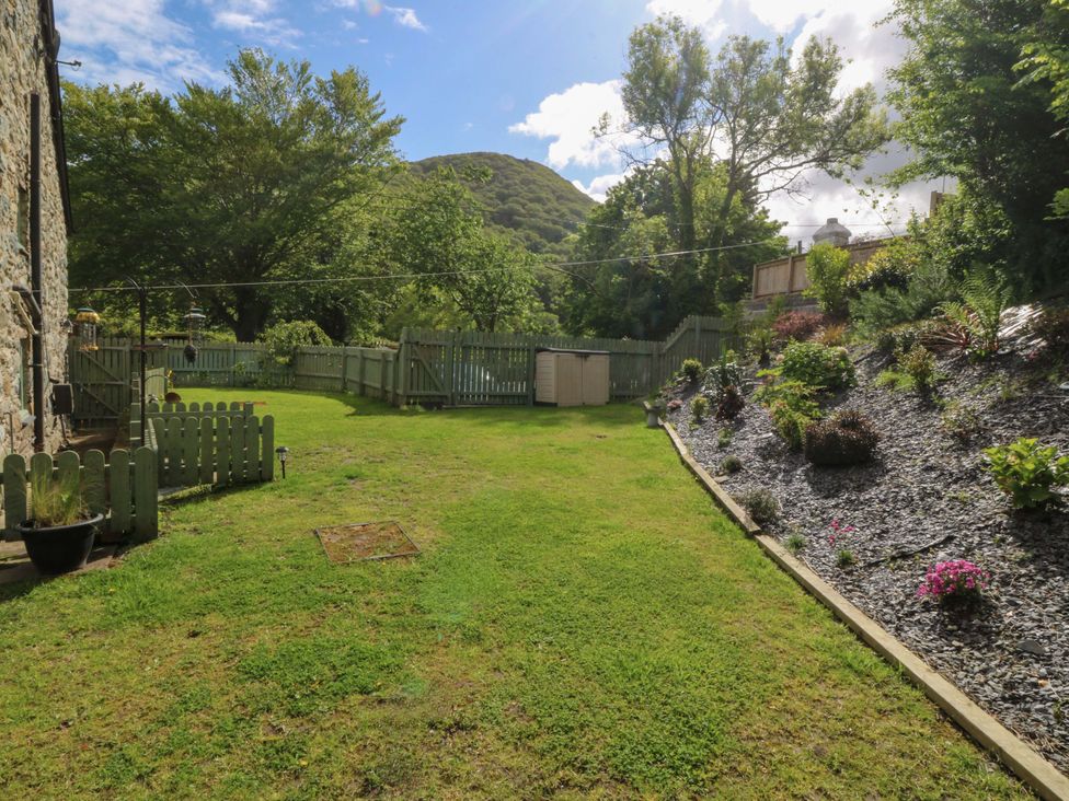 A garden with grass and a fence at Old Chapel House Abergwyngregyn near Llanfairfechan