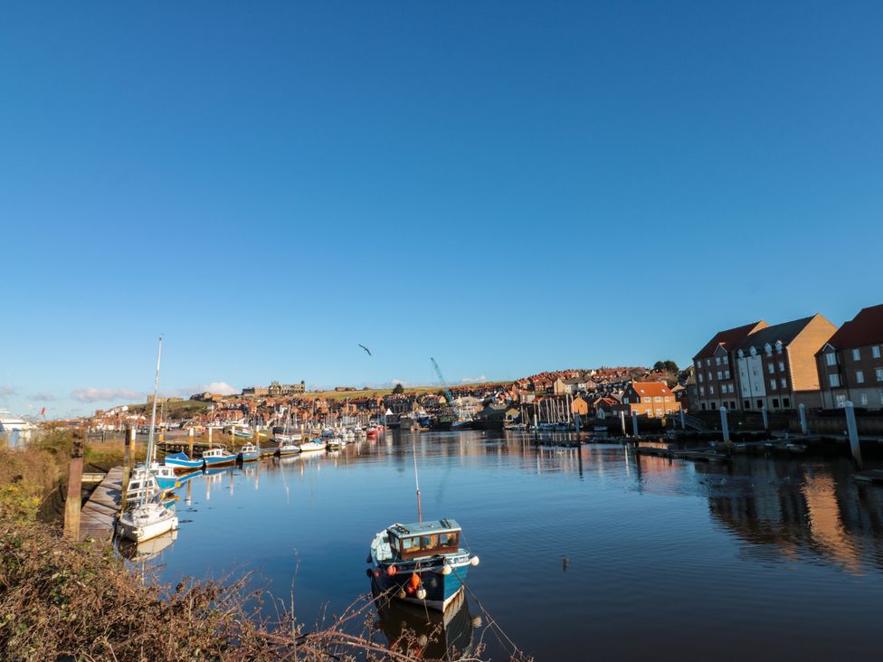 Whitby Waves - North Yorkshire (incl. Whitby) - 1127244 - thumbnail photo 36