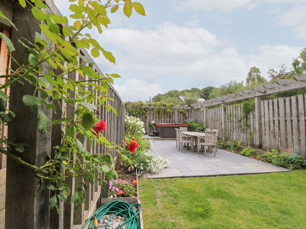 A garden with a patio and furniture at Gloccamaura in Bovey Tracey