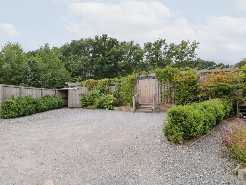 An outdoor area with gravel and a gate at Gloccamaura in Bovey Tracey
