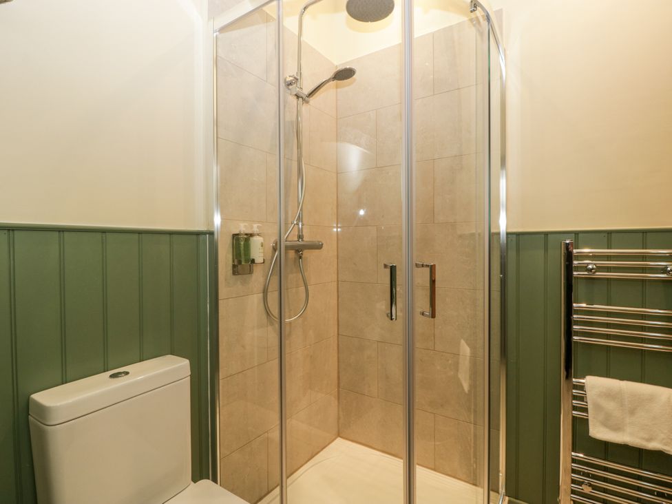 A bathroom with a shower enclosure and toilet at Evenjobb Court Farmhouse Evenjobb near Presteigne