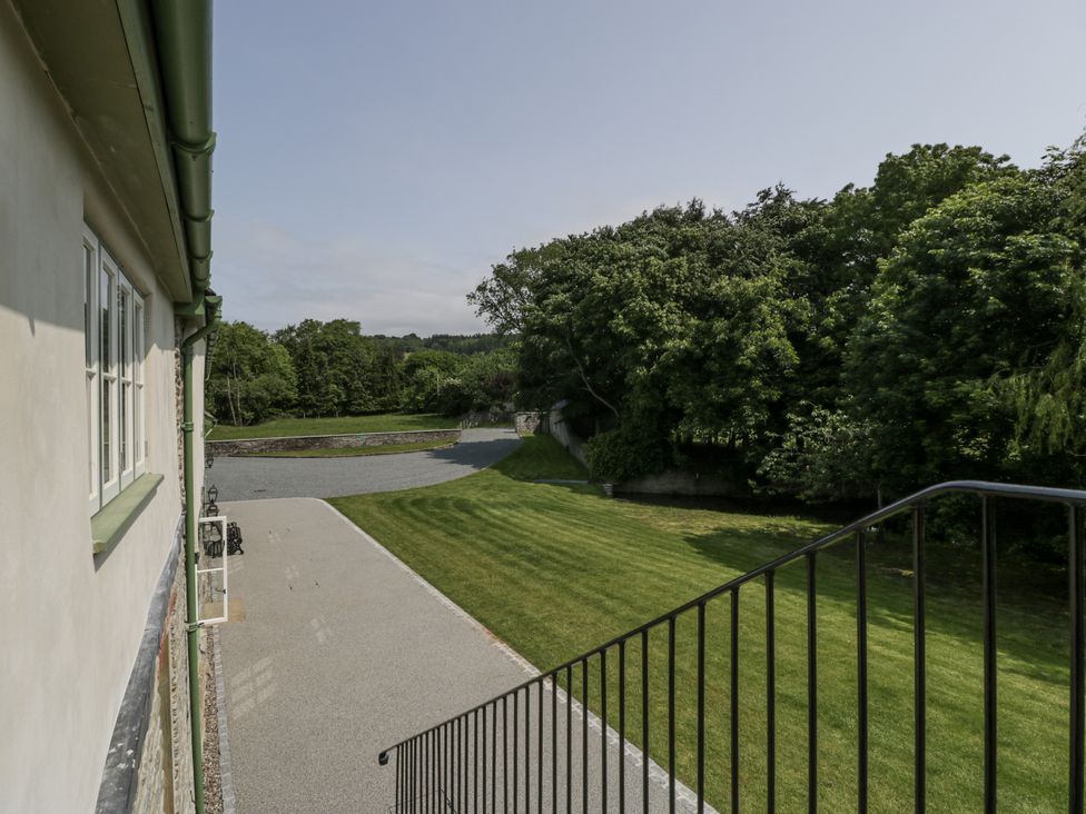 A view of a garden and gravel driveway at Evenjobb Court Farmhouse Evenjobb near Presteigne