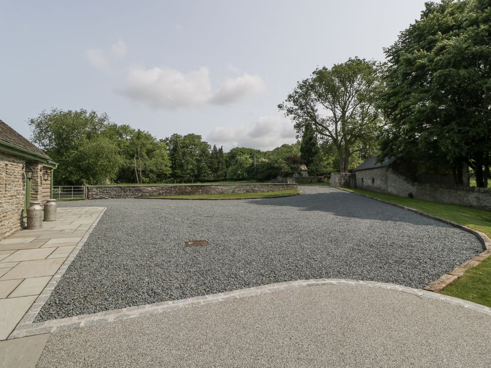 An outdoor area with gravel and trees at Evenjobb Court Farmhouse in Evenjobb near Presteigne