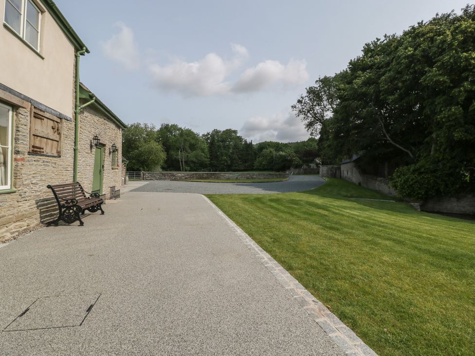 An outdoor area with a bench and gravel driveway at Evenjobb Court Farmhouse Evenjobb near Presteigne