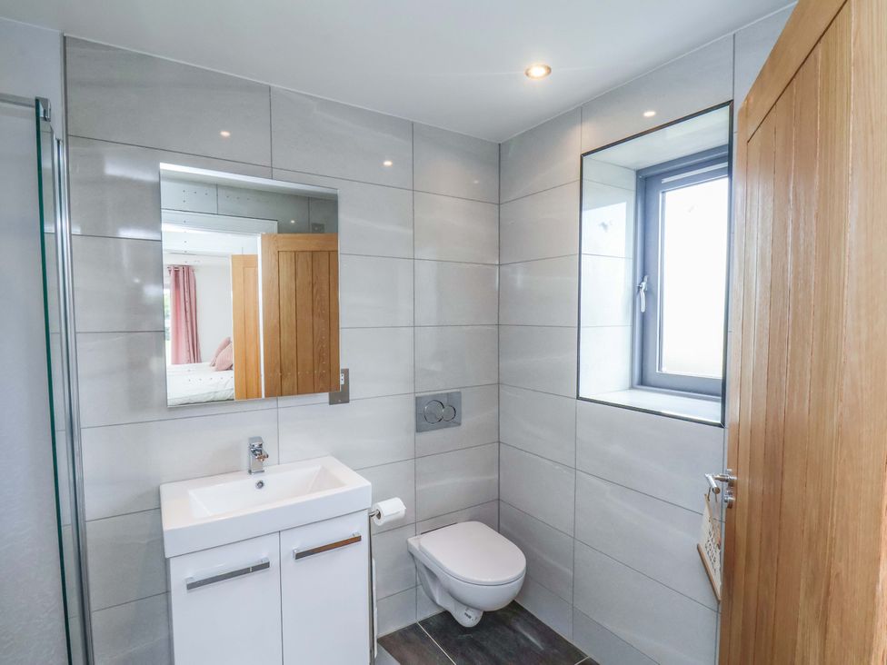 A bathroom with a sink and toilet at Mill Cottage in Walkington
