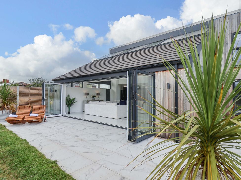 An outdoor seating area with lounge furniture at Mill Cottage in Walkington