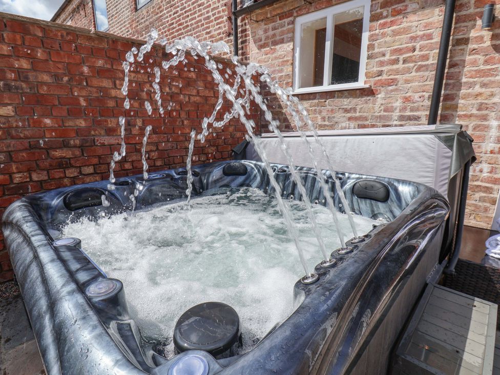 A hot tub with water jets at Mill Cottage in Walkington