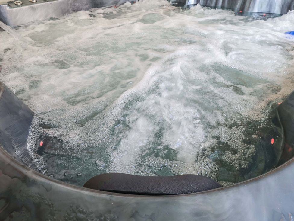 A hot tub with bubbling water at Mill Cottage in Walkington