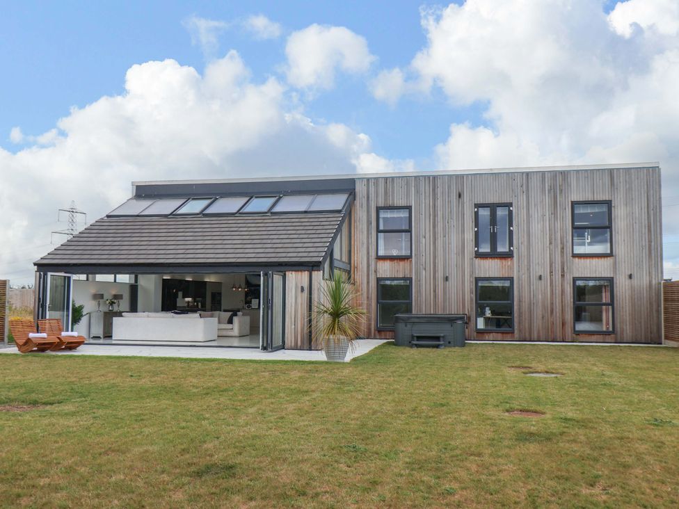 A house with outdoor seating in the garden at Mill Cottage in Walkington