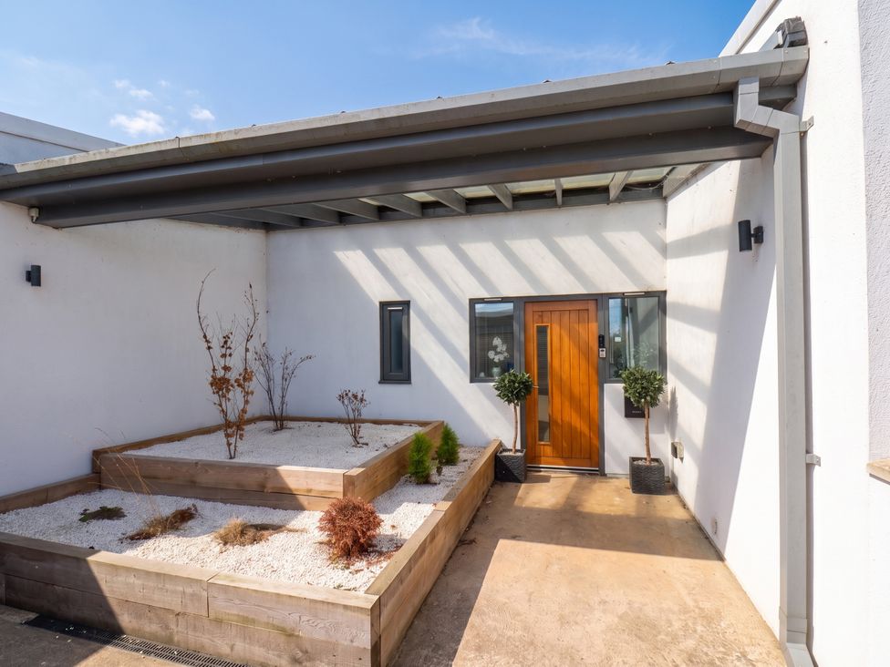 An entrance area with gravel and planters at Meadow View Beverley near Walkington