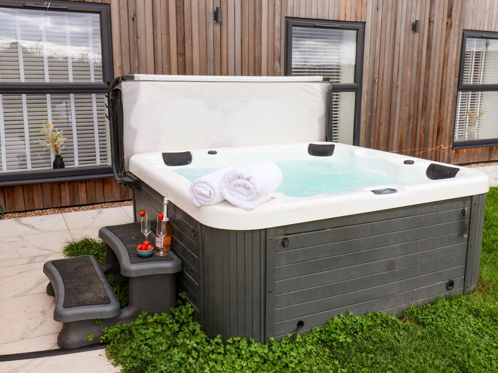 A hot tub with towels and drinks at Meadow View Beverley near Walkington