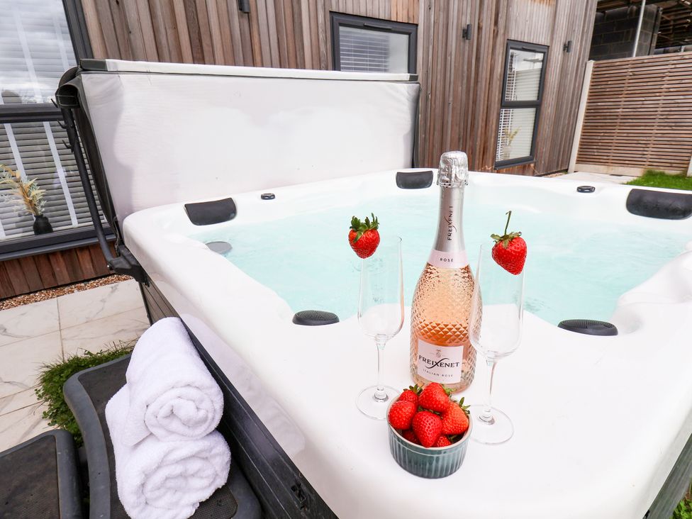 A hot tub with champagne and strawberries at Meadow View Beverley near Walkington