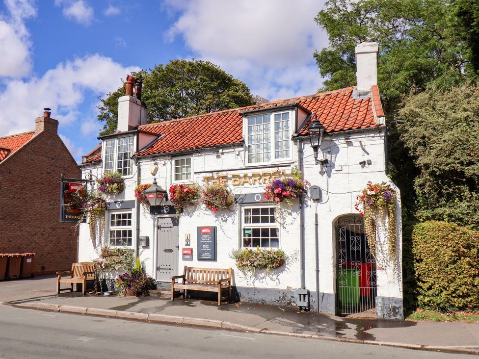 A pub with benches and flower baskets at Meadow View Beverley near Walkington