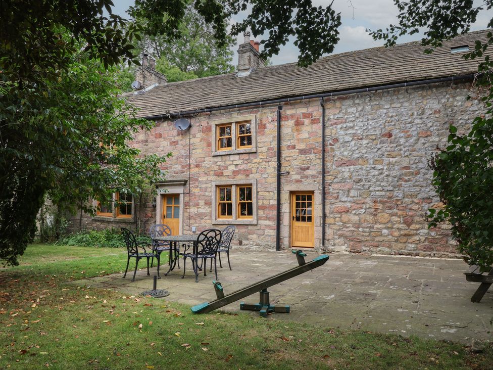 A garden with a table and chairs at Bay Horse Farm in Skipton