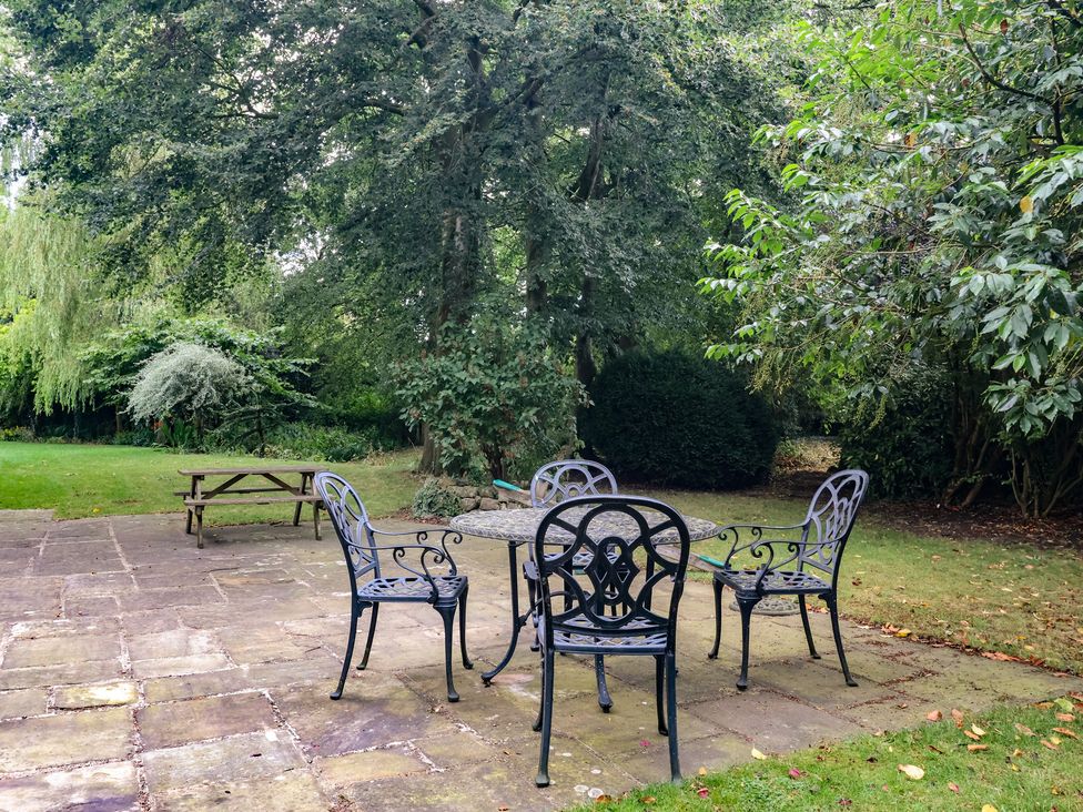 A garden with a table and chairs at Bay Horse Farm in Skipton