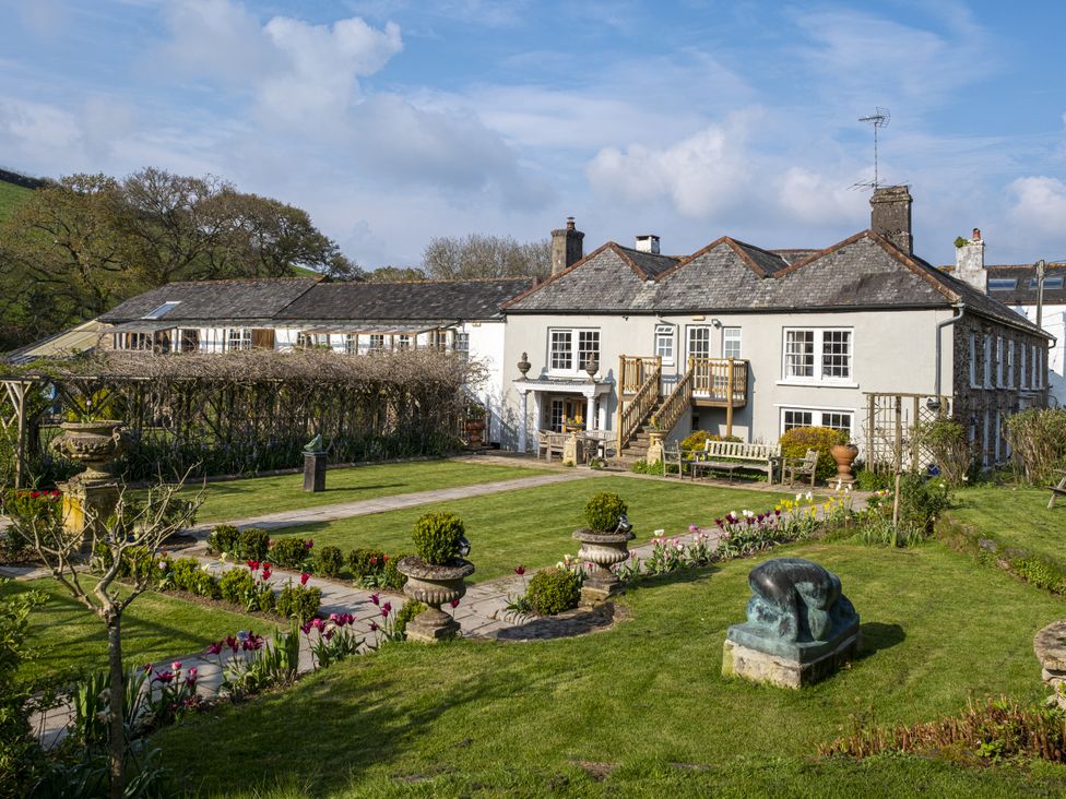 A house with garden and sculpture at Manor Farmhouse in Dittisham