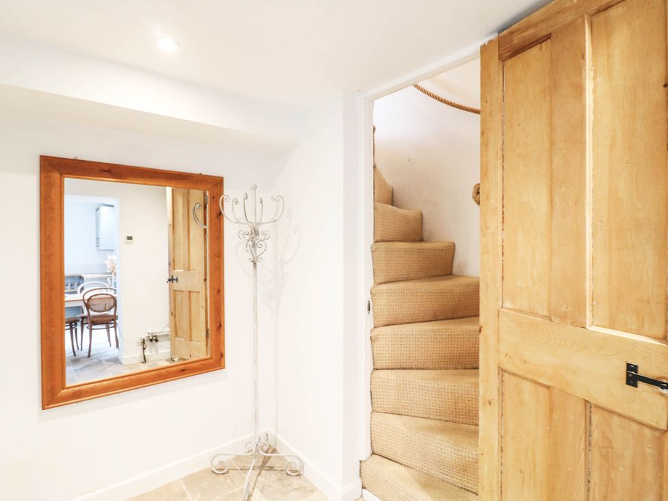 A hallway with a mirror and a coat stand at 5 Prospect Place in Woodbridge