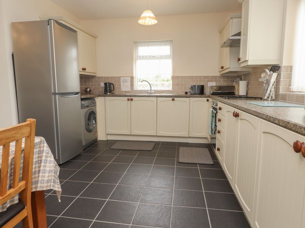 A kitchen with appliances at Bryn Caled Llanarmon near Y Ffor