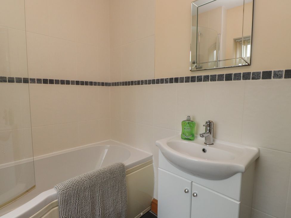 A bathroom with bathtub and sink at Bryn Caled in Llanarmon near Y Ffor