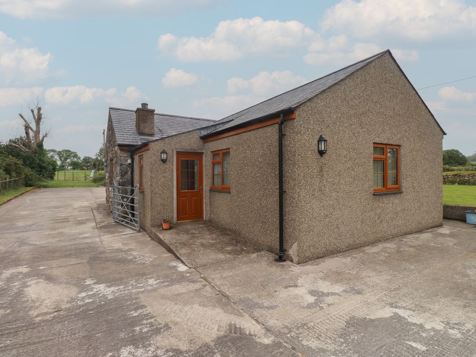 A house with a door and windows at Bryn Caled Llanarmon near Y Ffor