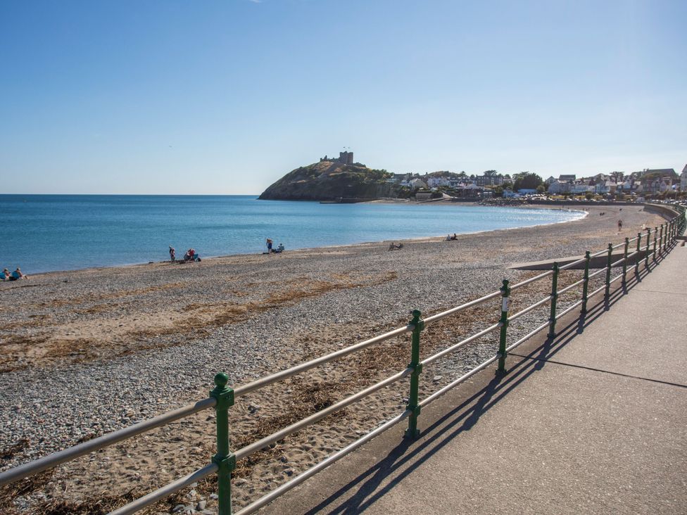 A beach scene with a pathway and fence at Bryn Caled Llanarmon near Y Ffor