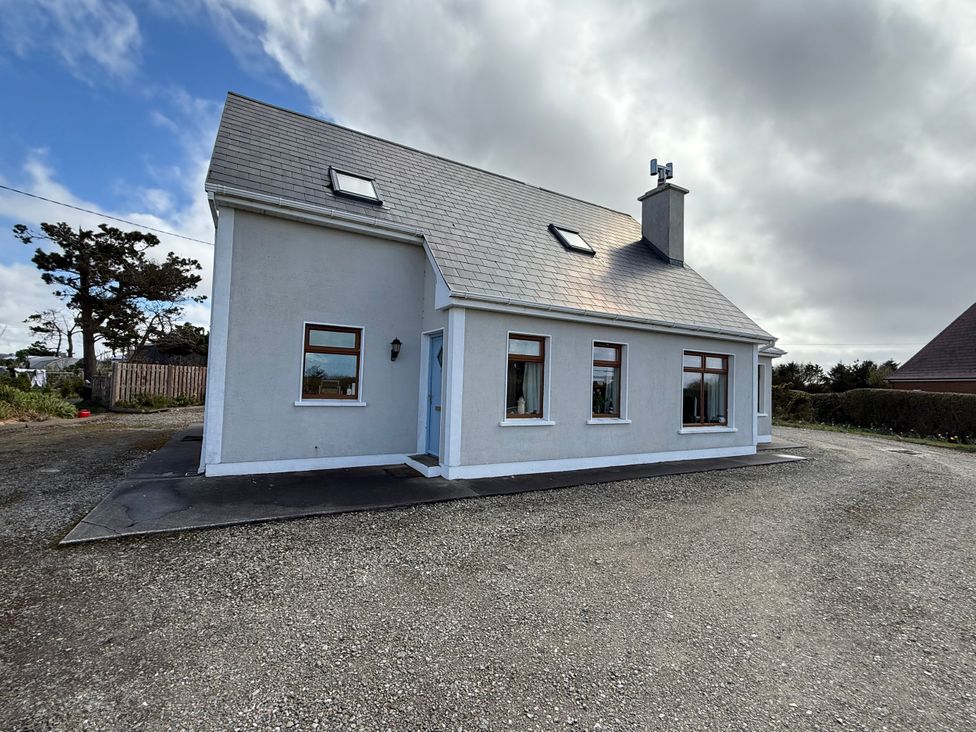A house with windows and a door at Geesala 